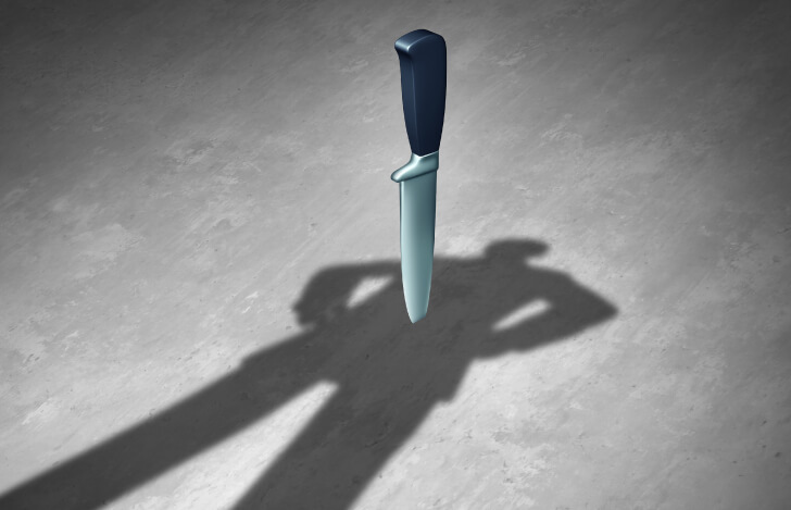 人影に刺さるナイフ