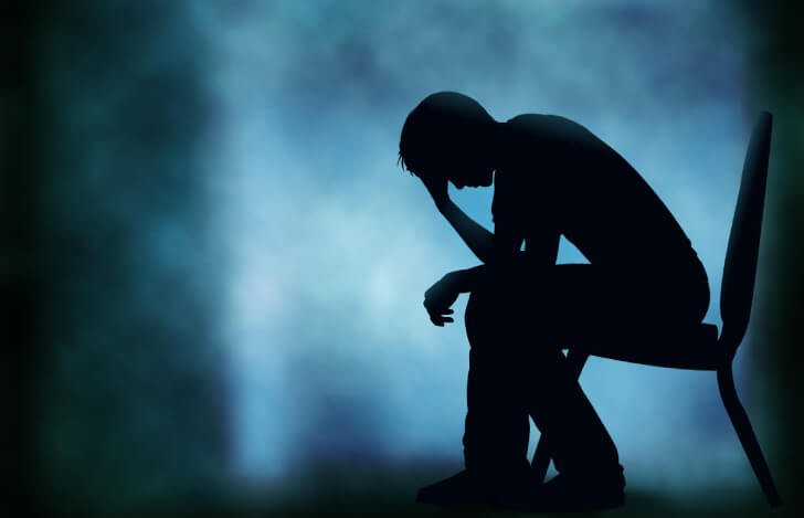 苦悩する男性のシルエット