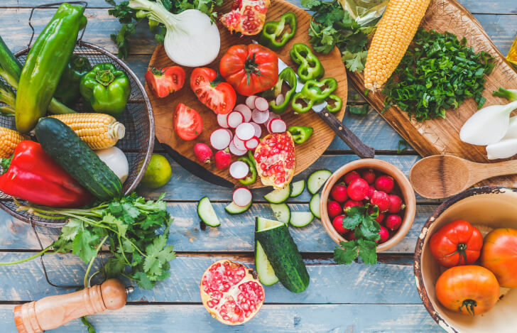 テーブルに並べられたたくさんの夏野菜や果物