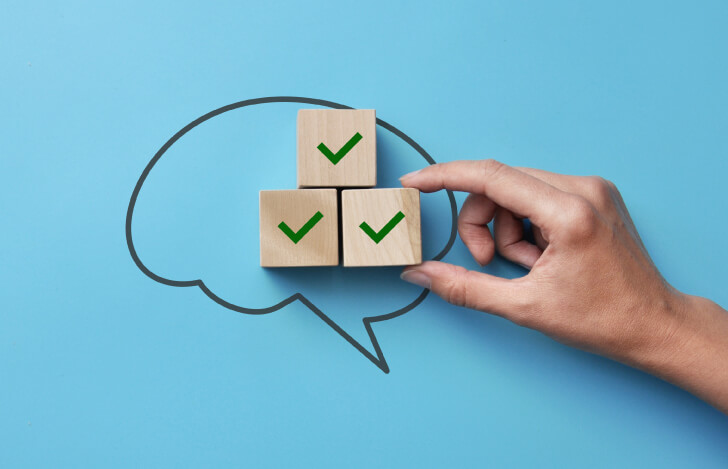 脳のイラストとチェックマークが描かれた木材