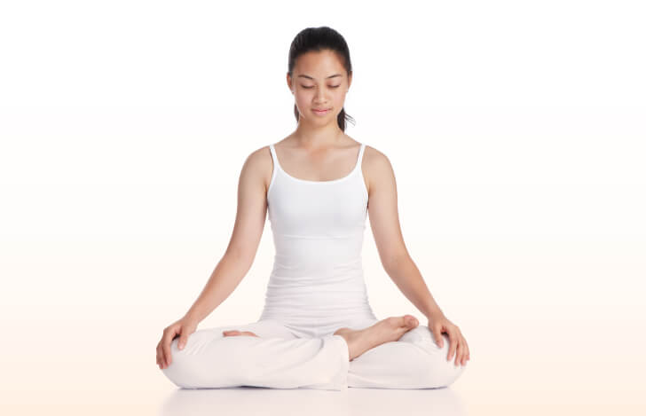 安楽座で座り目を閉じる若い女性