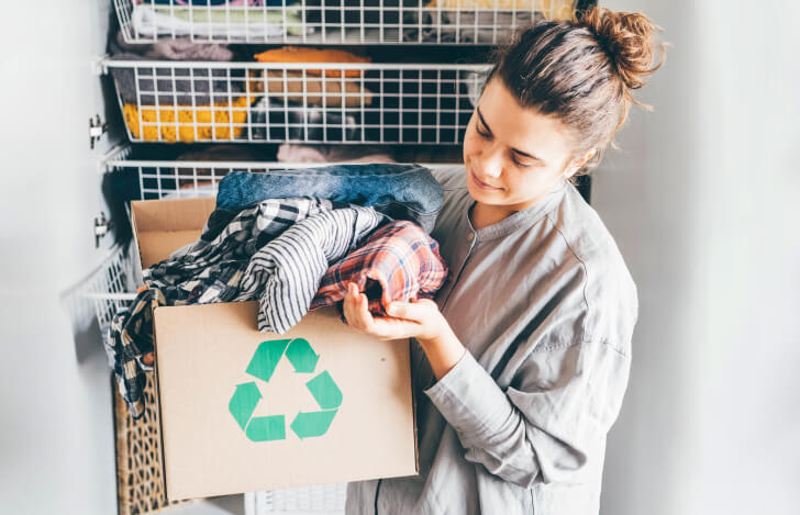 リサイクルペーパーバッグの中の布を手に取る女性