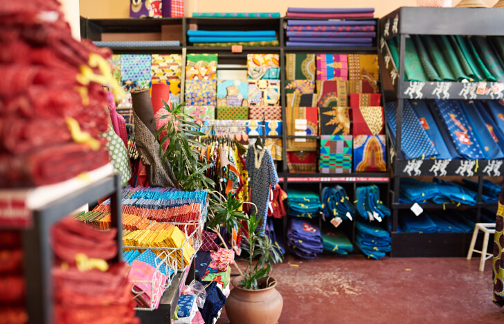 DIYショップに並ぶ色とりどりの布
