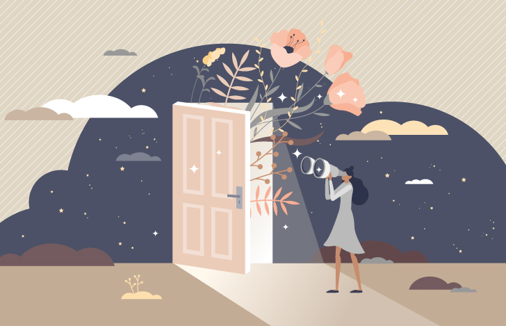 細く開いたドアを望遠鏡で覗く女性