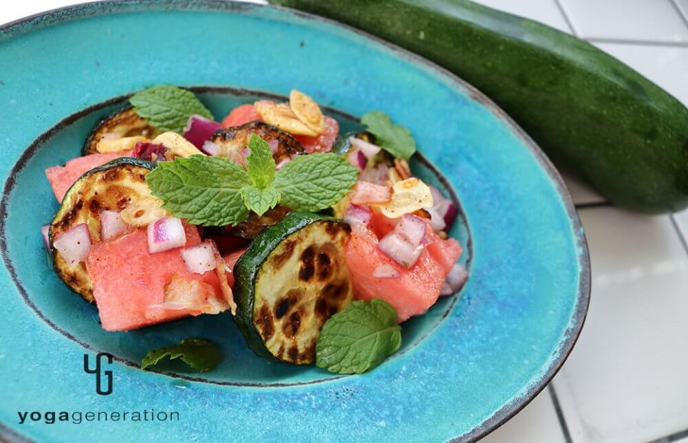 ガーリック・ベーコンソースでスイカとズッキーニのサラダ