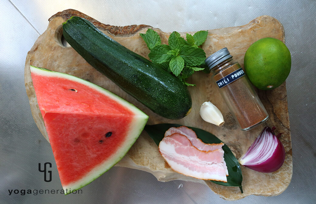 材料のスイカやズッキーニ、ベーコンなど