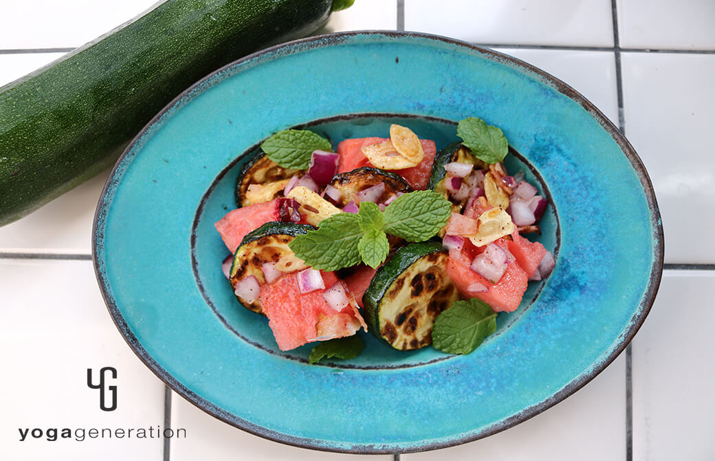 ターコイズのお皿に盛り付けたスイカとズッキーニのサラダ