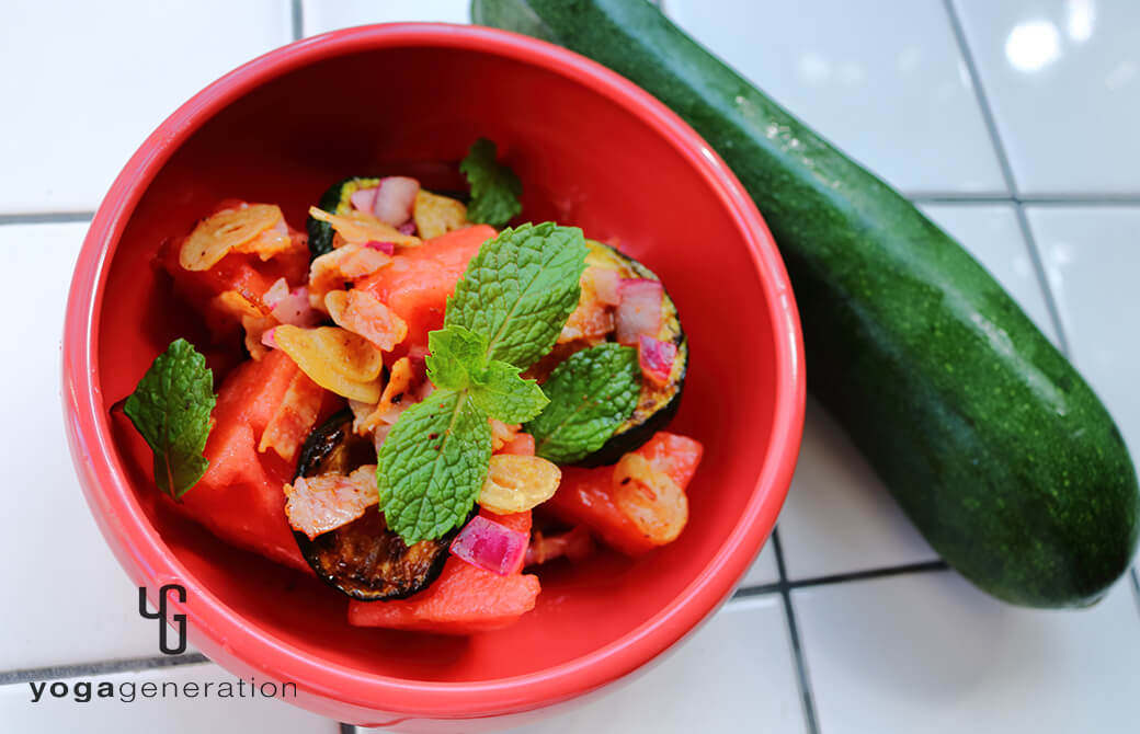 赤いのお皿に盛り付けたスイカとズッキーニのサラダ