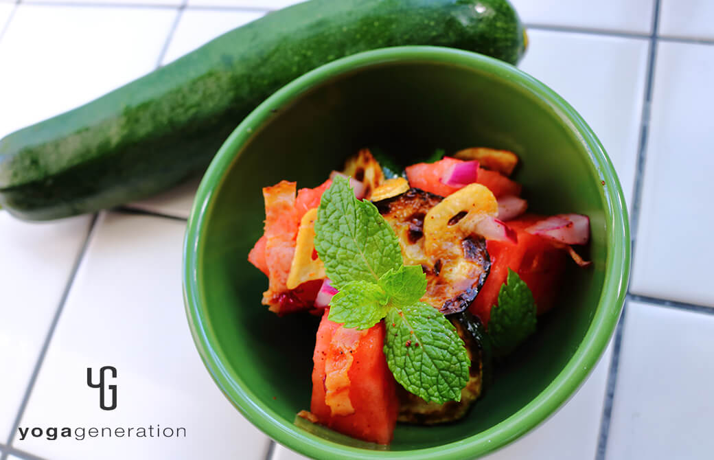 緑のお皿に盛り付けたスイカとズッキーニのサラダ