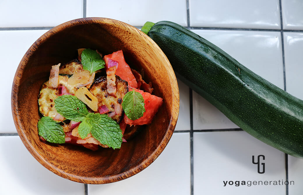 木のお皿に盛り付けたスイカとズッキーニのサラダ