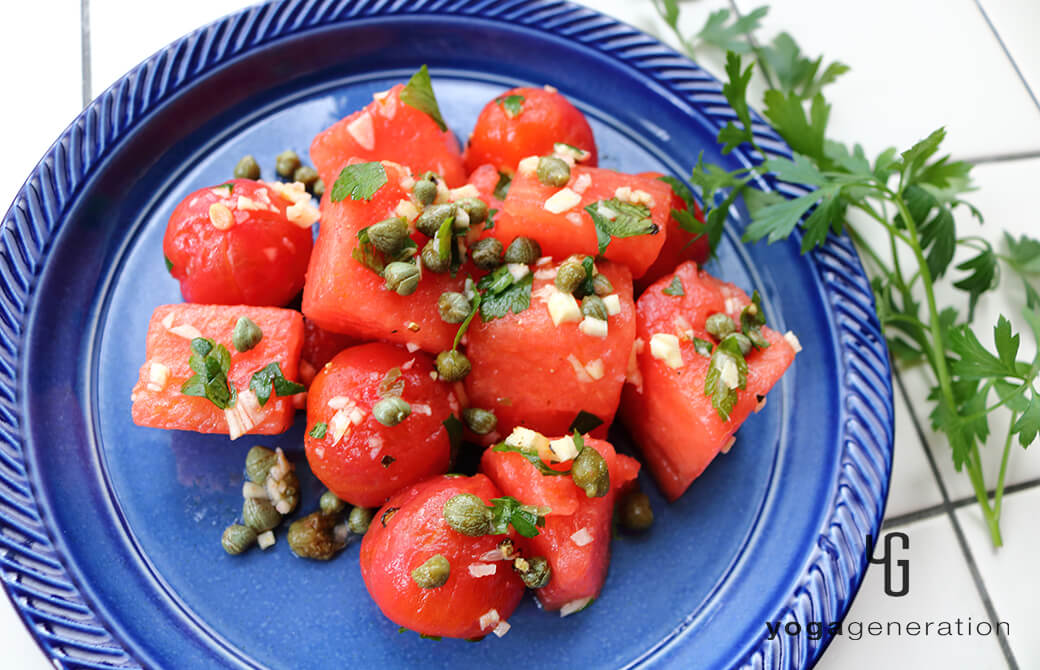 群青色のお皿に盛り付けたスイカとトマトのガーリック・ケイパー・サラダ