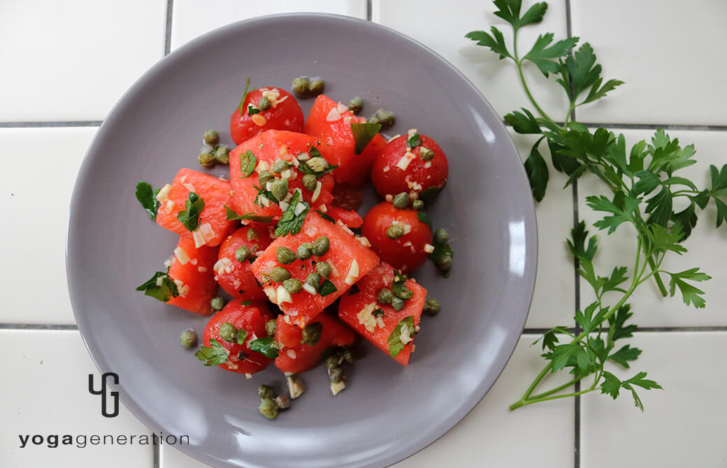 グレーのお皿に盛り付けたスイカとトマトのガーリック・ケイパー・サラダ