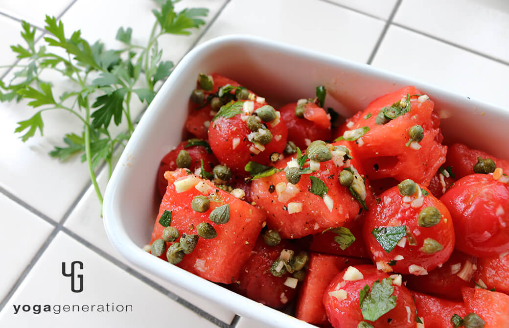 ホーローに盛り付けたスイカとトマトのガーリック・ケイパー・サラダ