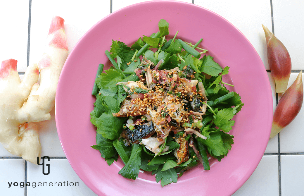 ピンクのお皿に盛り付けた梅サバ香味サラダ