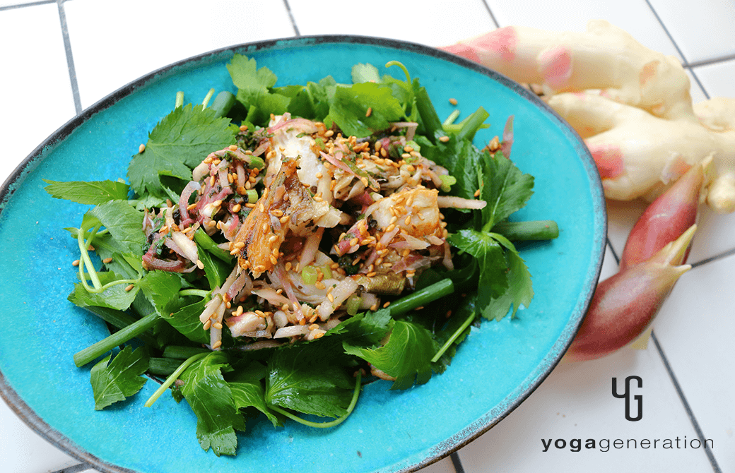 ターコイズのお皿に盛り付けた梅サバ香味サラダ