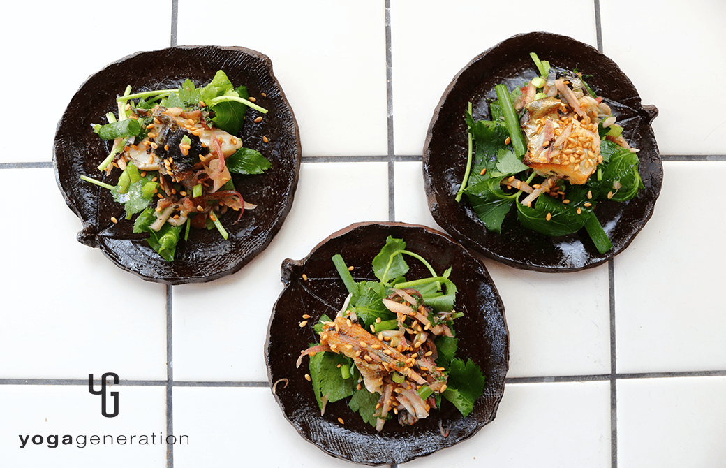 豆皿に盛り付けた梅サバ香味サラダ