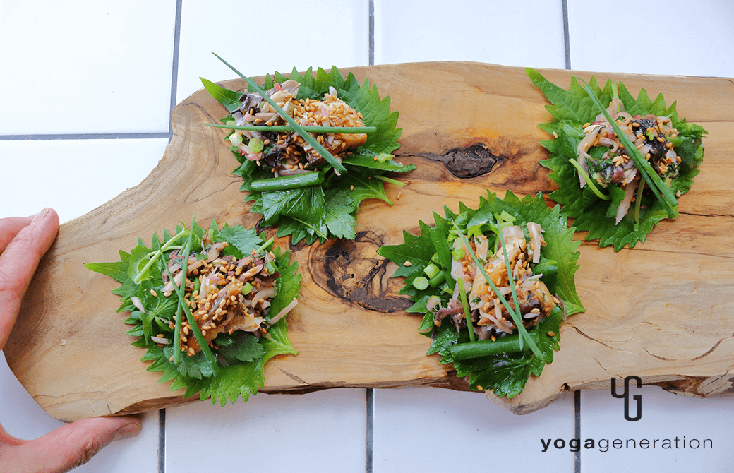 カッティングボードに盛り付けた梅サバ香味サラダ