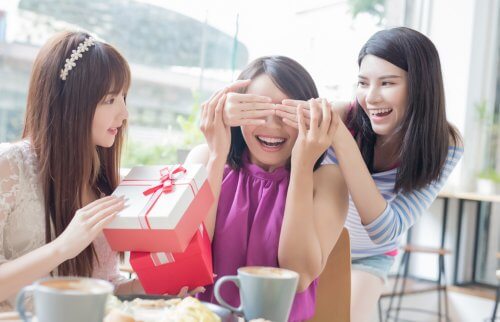 誕生会をしている３人の女性