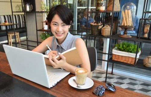 カフェでパソコンする女性