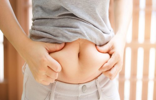 お腹の肉をつかむ女性