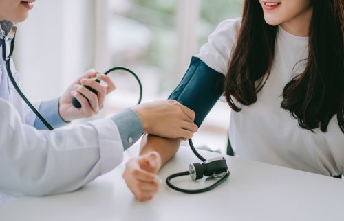 血圧を測る女性
