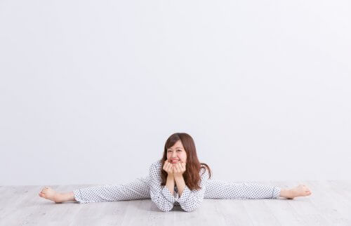 パジャマで開脚している女性