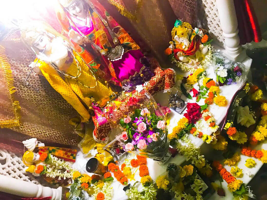 たくさんの花で飾られたクリシュナ神と恋人ラーダ