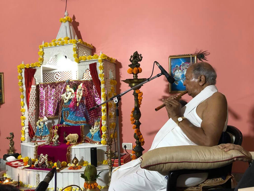 クリシュナの前で音楽を奉納するグルジ