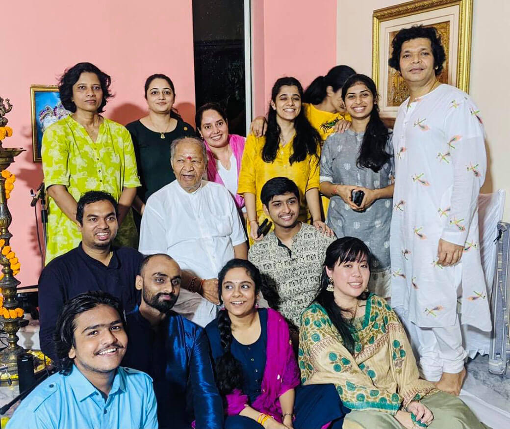 グルジと住み込みの生徒たち