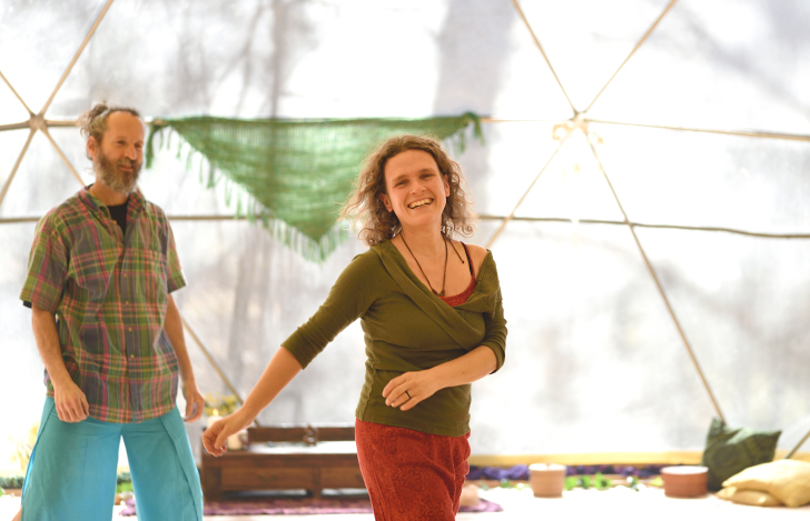 自由にヨガを楽しむ男女