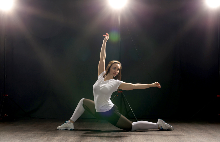 スポットライトを浴びながら踊る女性