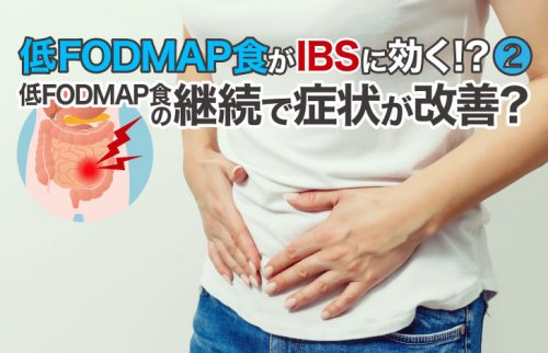 手でお腹を押さえる白いTシャツの女性