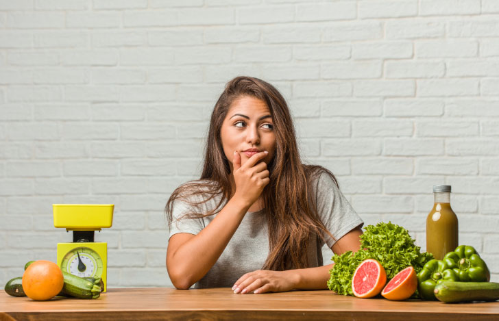 ダイエットと食について考える女性