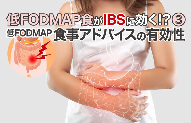 お腹に痛みで手で腹部を抱える女性