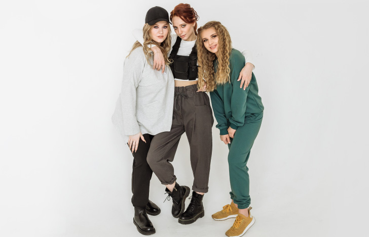 アスレジャーファッションの3人の女性