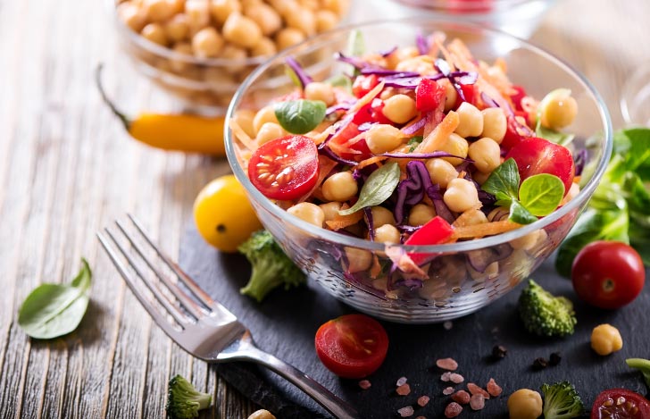 ガラスのボウルに入った豆と野菜のベジタリアン食