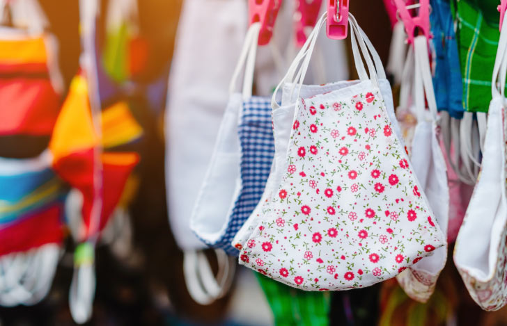 吊るされた複数の布マスク