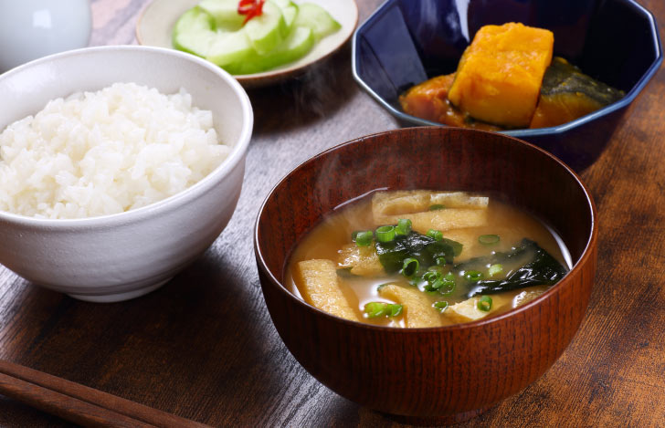 白米と味噌汁と煮物と漬物