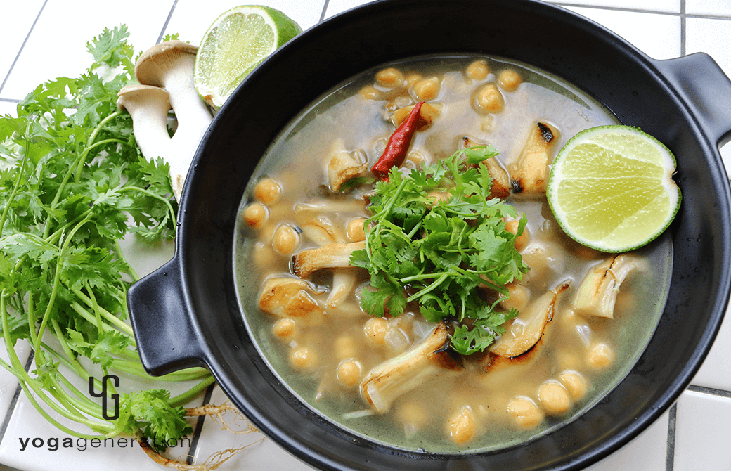 黒いお皿に盛り付けたヒヨコ豆とエリンギの酸っぱスパイシースープ