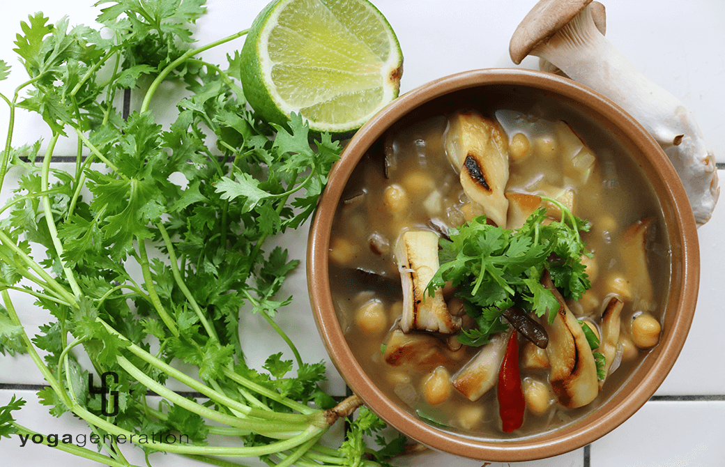 茶色のお皿に盛り付けたヒヨコ豆とエリンギの酸っぱスパイシースープ