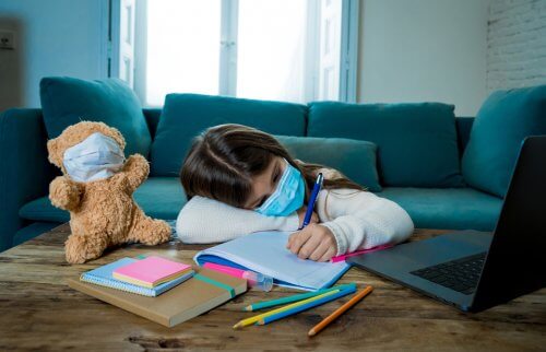 マスクで勉強する子ども