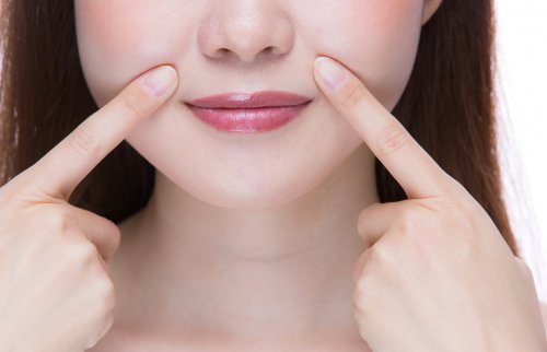 ほうれい線を触る女性