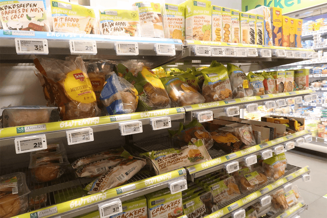 商品棚の黄色いラベル「Glutenvrij」部分がグルテンフリー商品（オランダのスーパーで撮影）