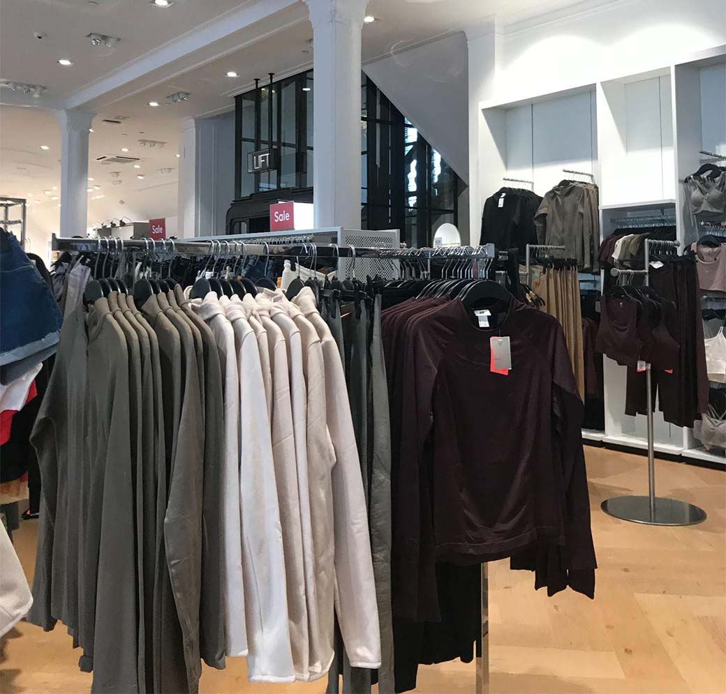 オランダのH＆Mのスポーツウェアコーナー