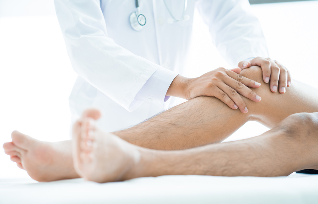 医者が膝を診察している