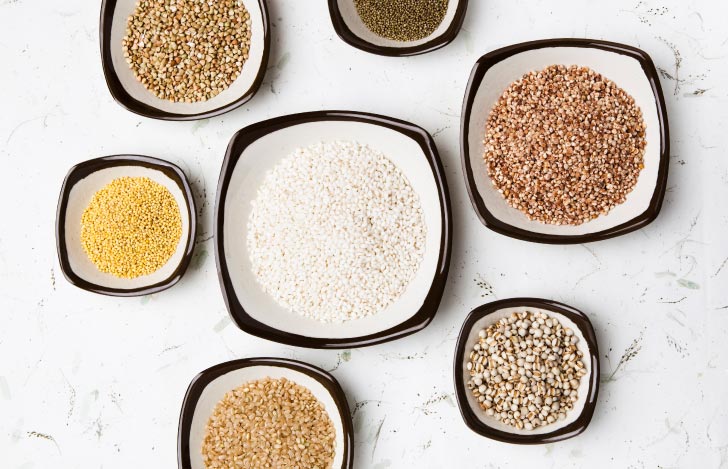 器に入った米やもち米などの穀物