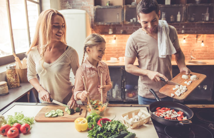 キッチンで料理を楽しむ家族