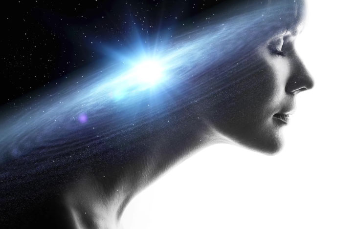 女性の横顔と宇宙のクロスイメージ