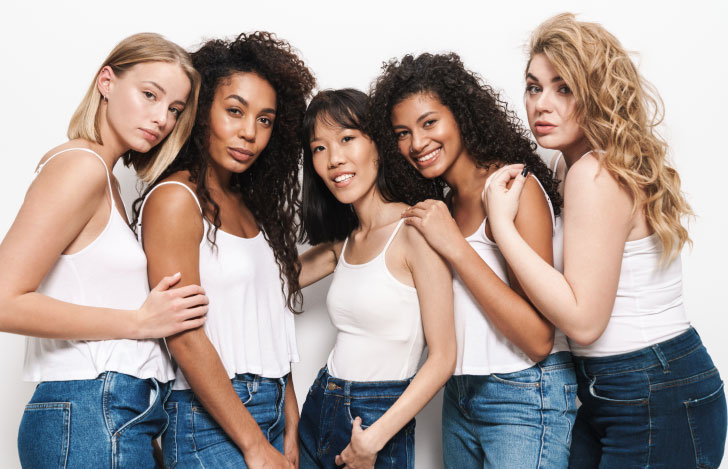 欧米の女性に囲まれるアジア女性