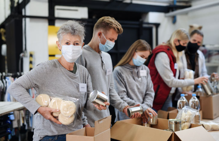 ボランティア活動する人々